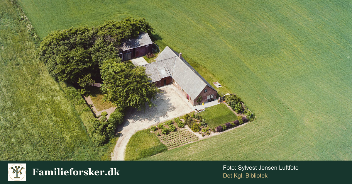 Historisk luftfoto af en dansk landejendom mellem marker, med Familieforsker.dks logo og fotografkreditering.